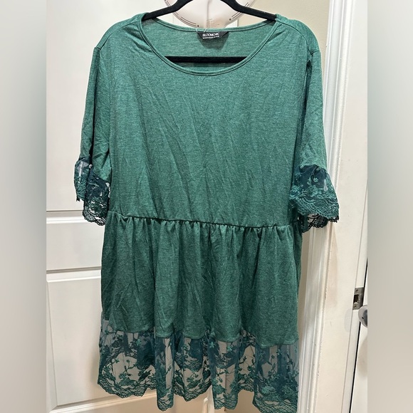 BloomChic Plus Size 2XL Lace Detail Round Neck Peplum Top us18-20 - Picture 1 of 5